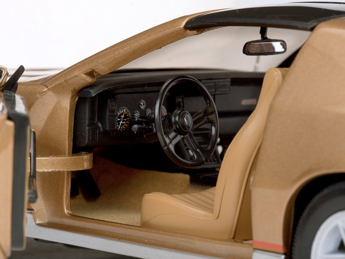 Gold 1/18 Diecast Model Car E725