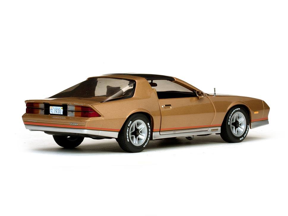 Gold 1/18 Diecast Model Car E725