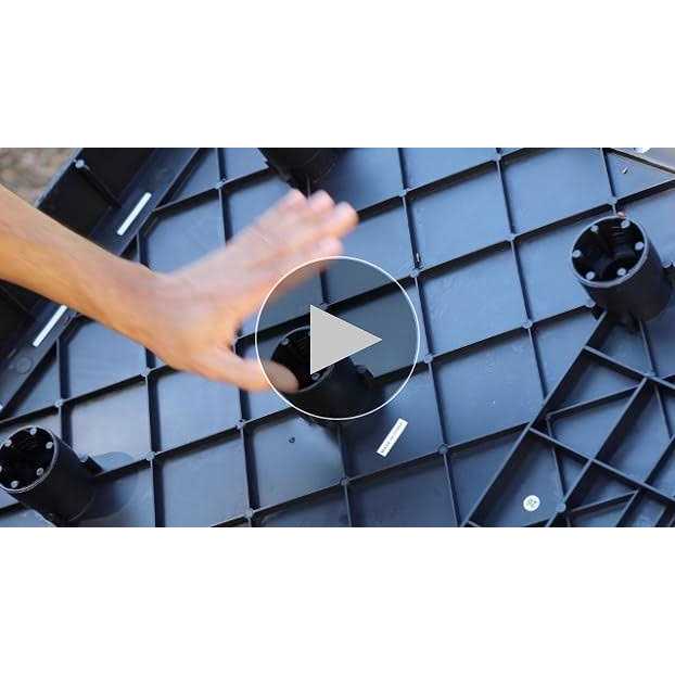 Plastic Dog Kennel with Air Vents and Elevated Floor U7586